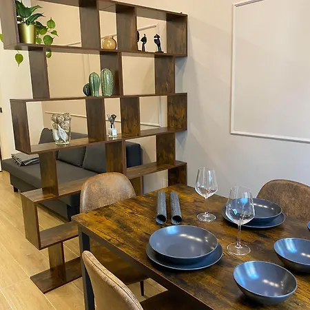 - Gluck Apartment Mailand